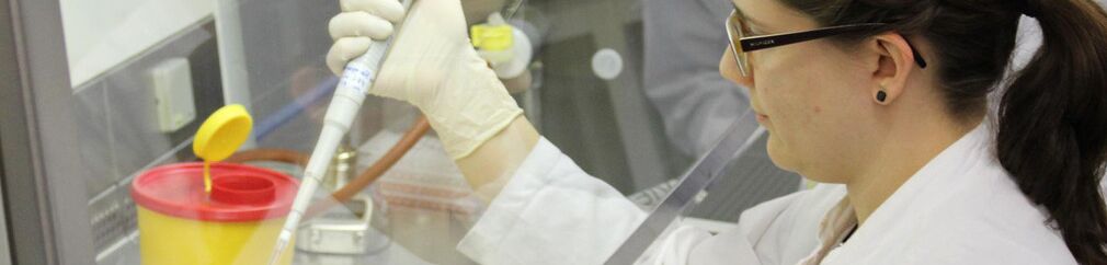 Ein Foto von einer Frau mit Pipette im Labor.